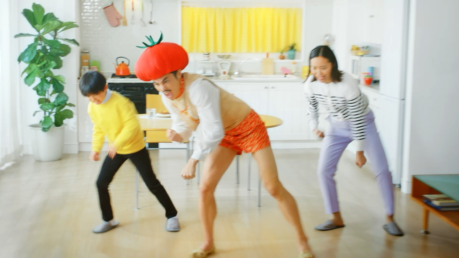 WebCM「カレーにトマト！やんなきゃもったいねぇ！」のワンシーン