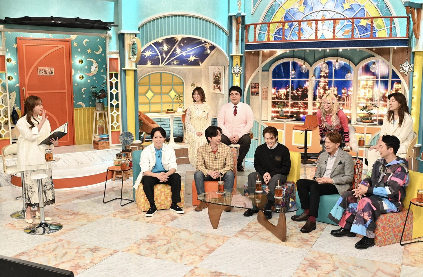 マヂカルラブリー村上夫妻、エルフ荒川らがスタジオ出演する「櫻井・有吉THE夜会」の様子
