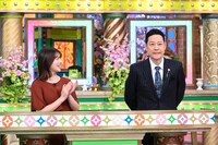 左から清水麻椰アナウンサー、東野幸治