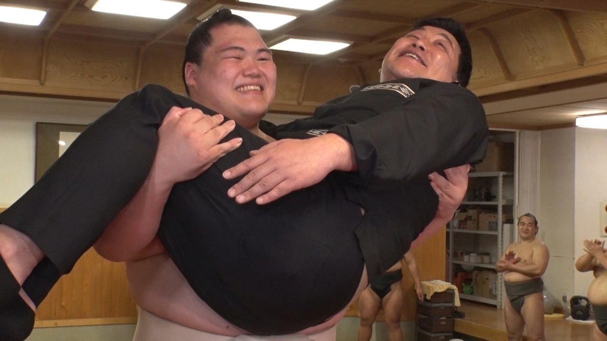 王鵬にお姫様抱っこされるサンドウィッチマン富澤