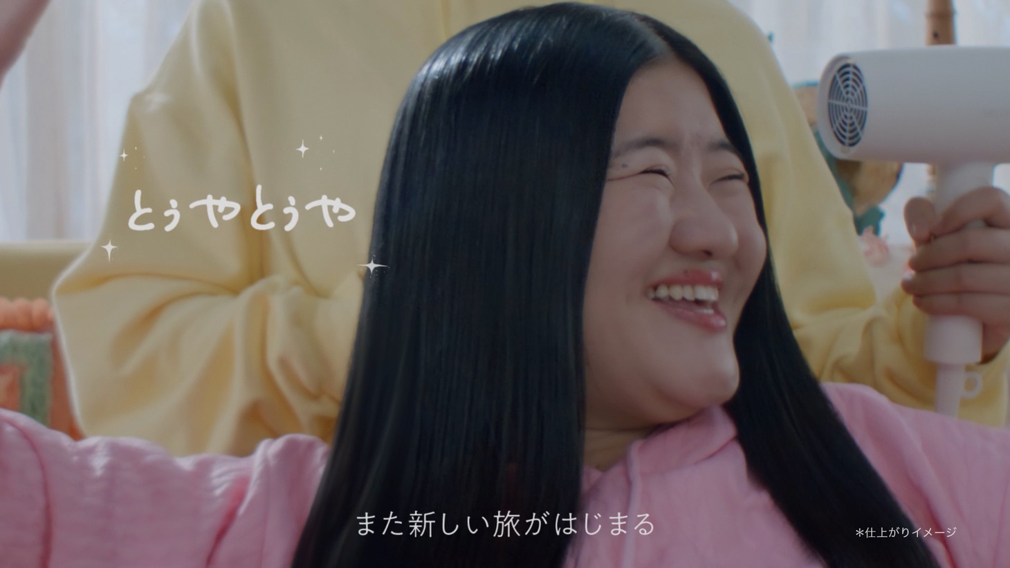 ガンバレルーヤが出演するWeb動画「ぱやとぅや」のワンシーン
