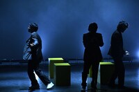 ランジャタイとマツモトクラブがステージに姿を現した場面