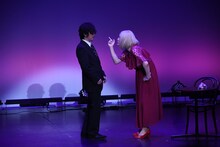 再演「木綿のハンカチーフ」より、田舎から出てきて東京で働くマツモト（マツモトクラブ）と、シンガーのアカネ（ランジャタイ国崎）