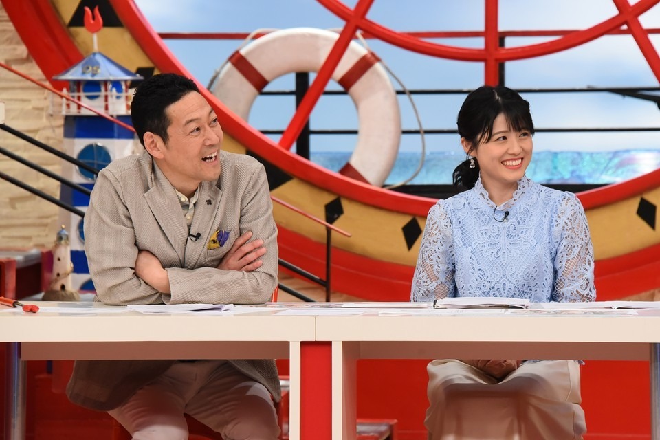 左から東野幸治、中島めぐみアナウンサー