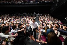 会場後方から登場し、ファンと交流するアンタッチャブル山崎