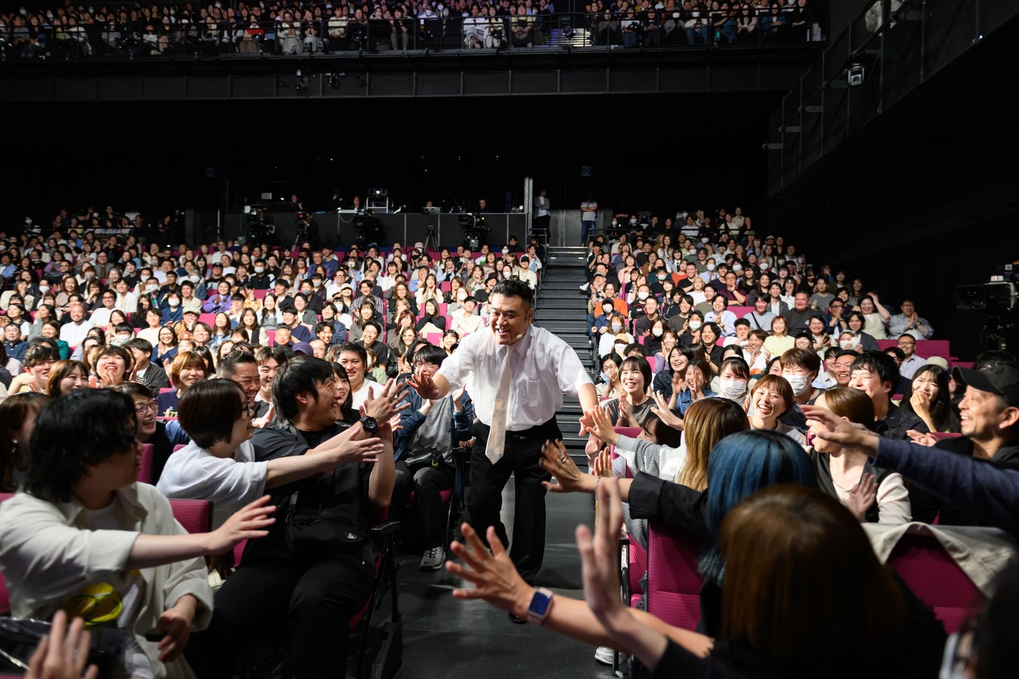 会場後方から登場し、ファンと交流するアンタッチャブル山崎