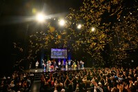 特効テープが発射された会場の様子