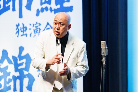「錦鯉独演会『バカの恩返し』」に出演する錦鯉・長谷川(撮影:二瓶 彩)
