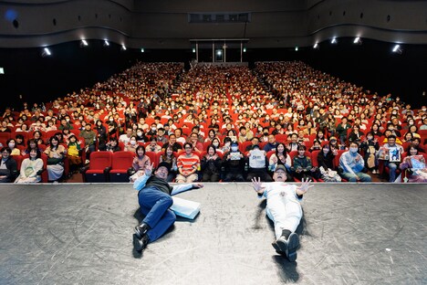 「錦鯉独演会『バカの恩返し』」に出演した錦鯉と会場のファンたち(撮影:二瓶 彩)
