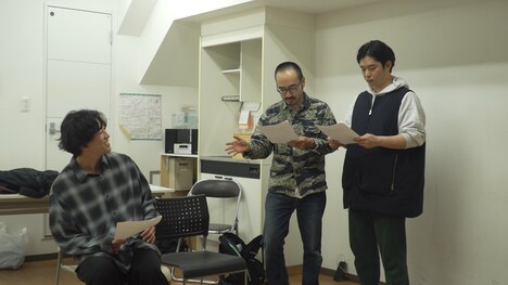 コントの練習をする（左から）大東駿介、かもめんたる・う大、千葉雄大