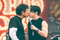 キスで仲直りする浜田雅功と西川貴教（撮影： 渡邉一生）