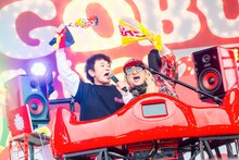 「ごぶごぶフェスティバル2025」DAY2より、DJ KOOとタオルを回す浜田雅功（撮影：ハヤシマコ）
