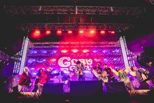 「人生爆笑」を披露する湘南乃風と浜田雅功（撮影： 渡邉一生）