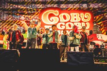 「ごぶごぶフェスティバル2025」DAY2より、「人生爆笑」を披露する湘南乃風と浜田雅功（撮影： 渡邉一生）