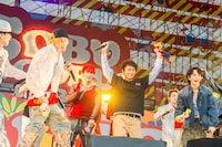 「ごぶごぶフェスティバル2025」DAY2より、JO1と浜田雅功（撮影：ハヤシマコ）