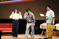 野口衣織（左）の控えめな声を聞き取るマヂカルラブリー・野田クリスタル（中央）