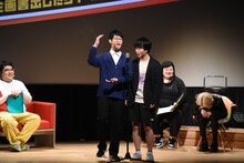 漫才を披露するカラタチ