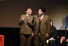 漫才を披露するタモンズ