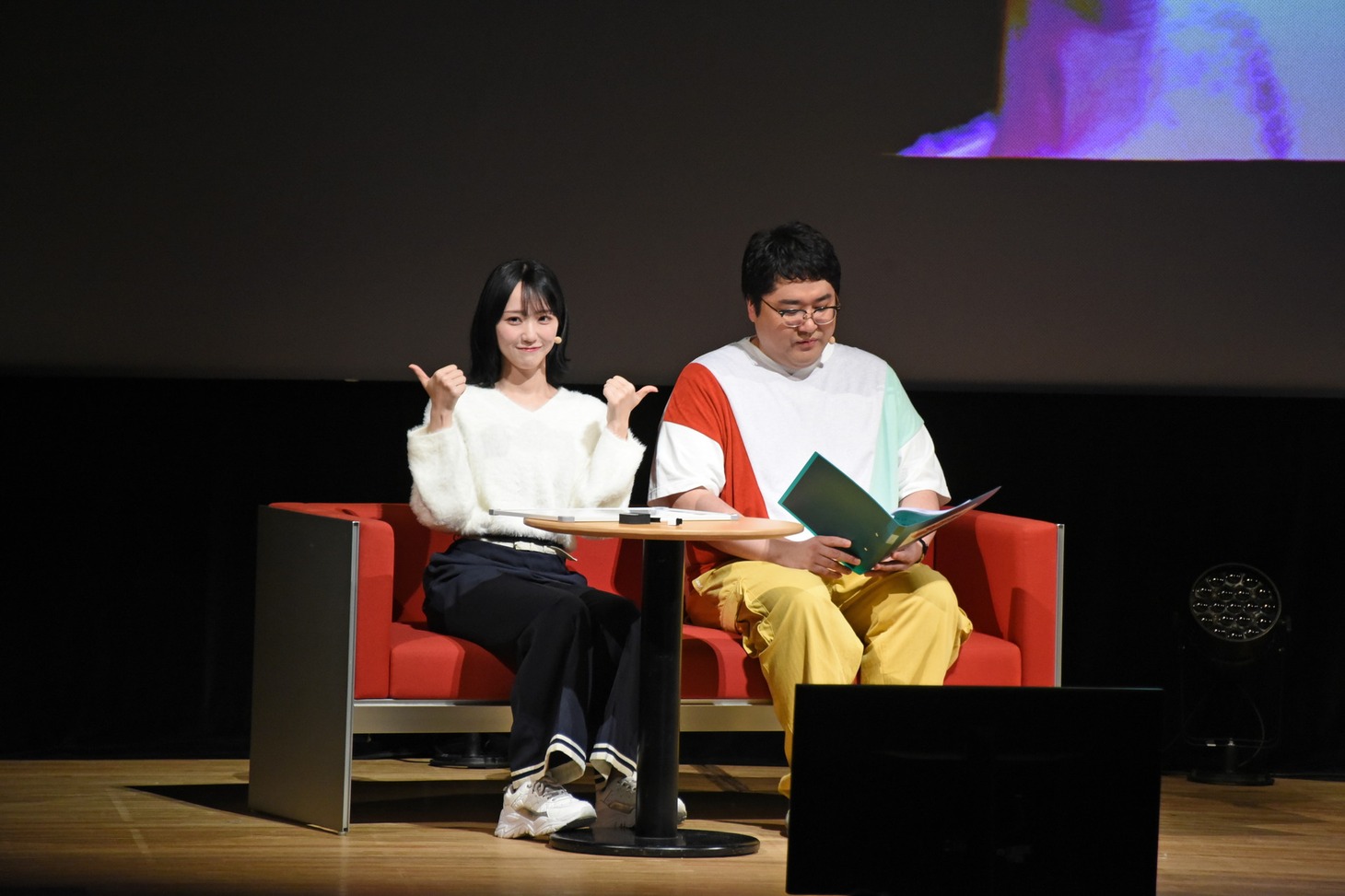 左から野口衣織、マヂカルラブリー村上