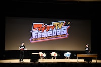 ステージ転換中にトークを展開するカラタチ