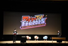 ステージ転換中にトークを展開するカラタチ