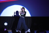ダンスを披露する野口衣織