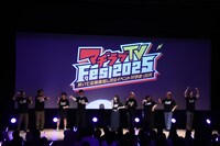 ダンスを披露する野口衣織と、盛り上げる芸人たち