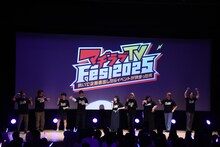 ダンスを披露する野口衣織と、盛り上げる芸人たち