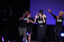 ダンスを披露する野口衣織と、盛り上げる芸人たち