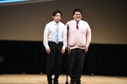 漫才を披露するマヂカルラブリー