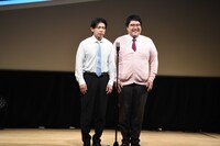 漫才を披露するマヂカルラブリー