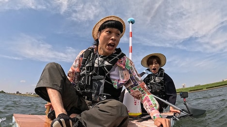 オリジナルのイカダで川を渡るバッテリィズ・エースとtimeleszの猪俣周杜