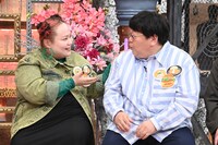 左から、おかずクラブ・ゆいP、タイムマシーン3号・関