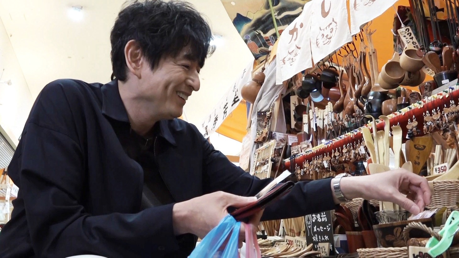出張朝市でお土産を探す博多大吉