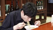 七面鳥のラーメンを試食する博多大吉