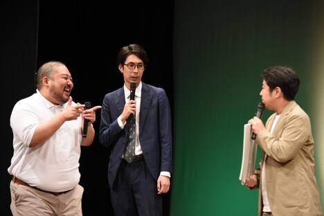 ウエストランド井口にサービスするスタミナパン麻婆