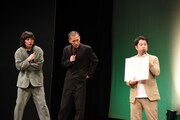 ウエストランド井口からの高評価に喜ぶ家族チャーハン大石(左)