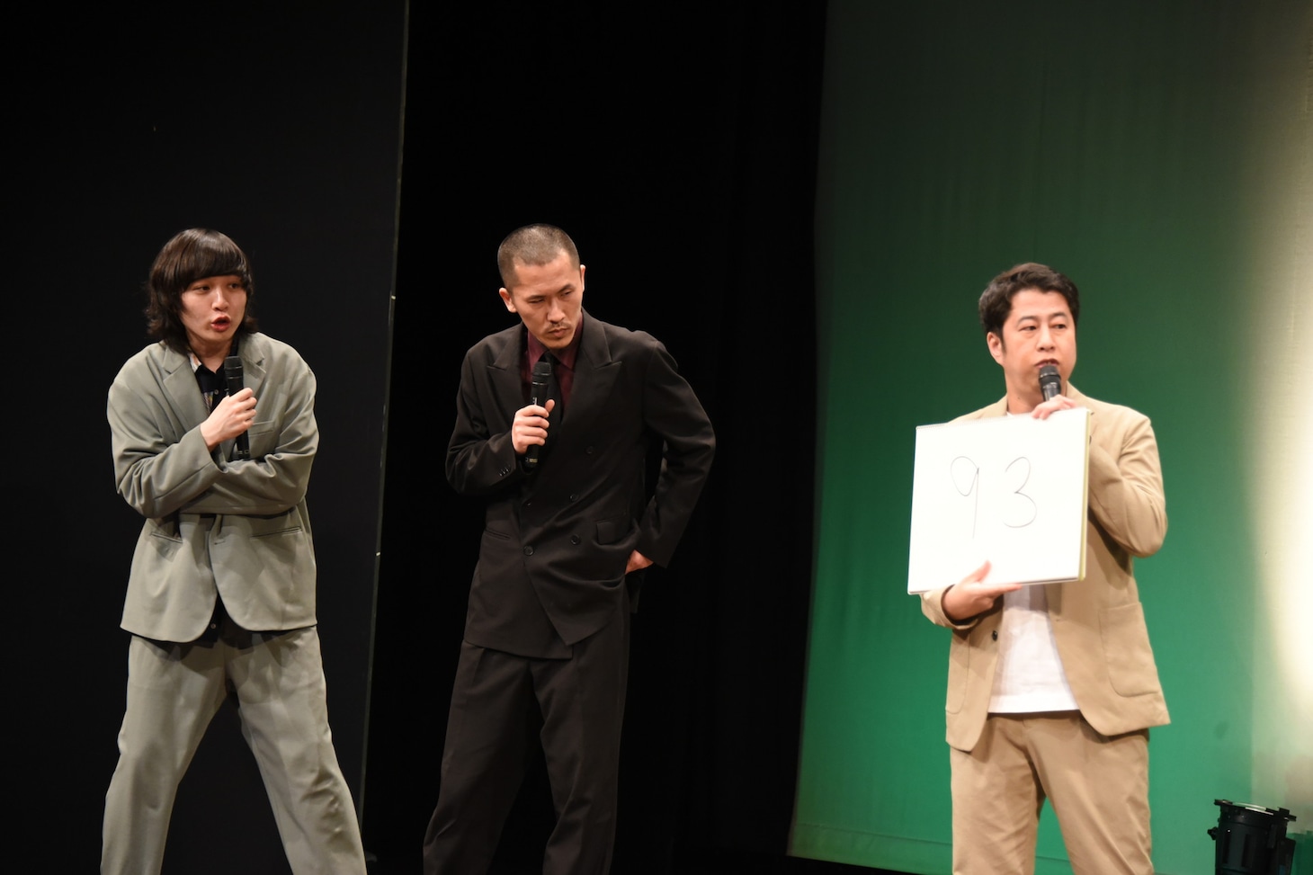 ウエストランド井口からの高評価に喜ぶ家族チャーハン大石（左）