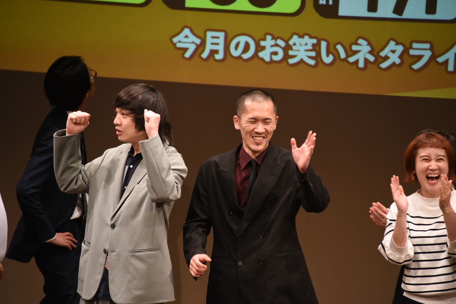 優勝が決定した瞬間の家族チャーハン。素直に喜ぶ大石（左）と戸惑い気味の江頭（右）