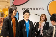 サングラスを手渡す（左から）ジョックロック、小嶋花梨