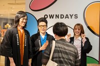 サングラスを手渡す（左から）ジョックロック、小嶋花梨