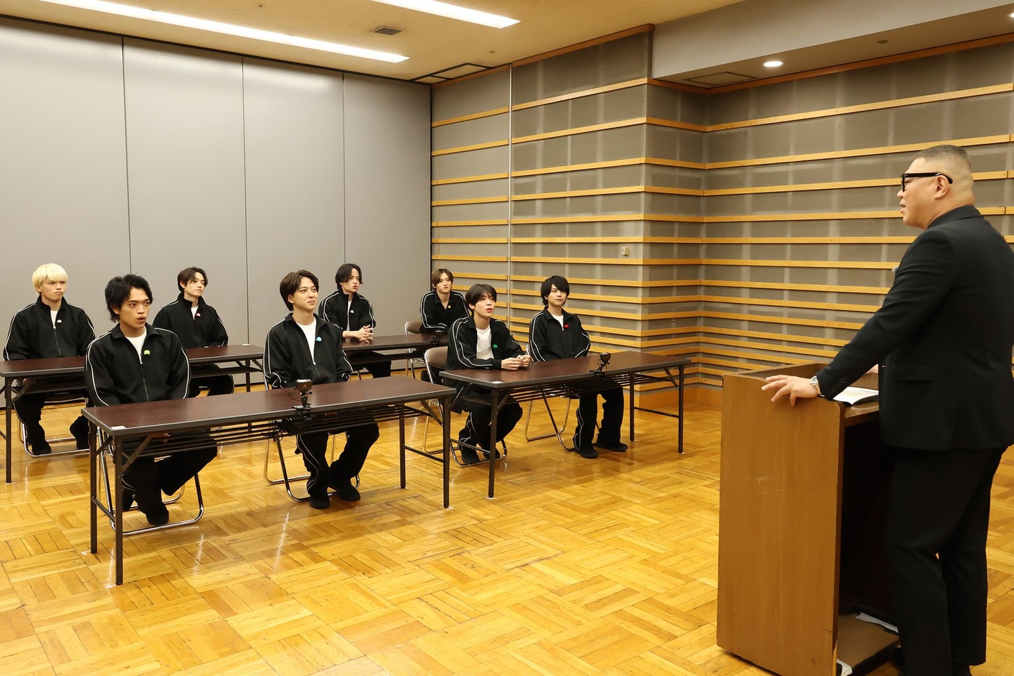 timeleszと教官役のシソンヌ長谷川