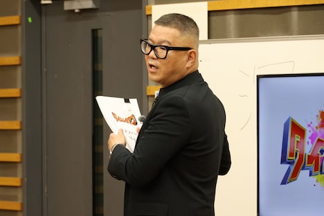 “メンバー極秘ファイル”を手にするシソンヌ長谷川