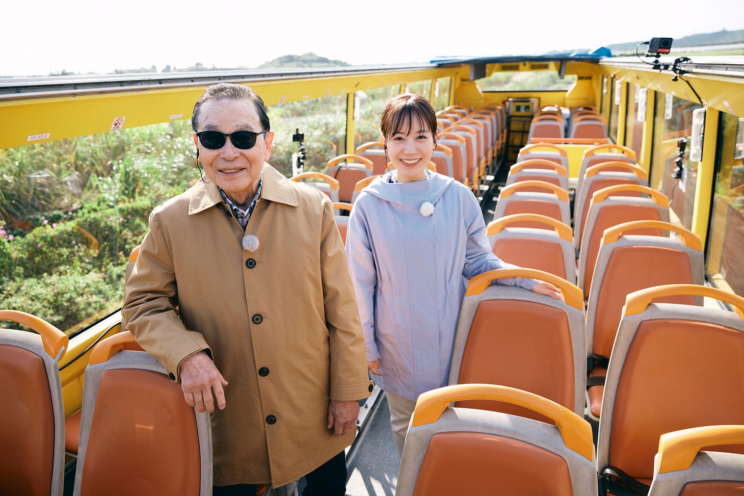 2階建てバスで宮古島を巡るタモリと佐藤茉那アナウンサー