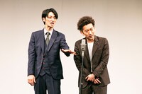 森ノ宮よしもと漫才劇場で漫才を披露するツートライブ