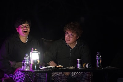 手錠でつながれた状態で夜、語らうマユリカ