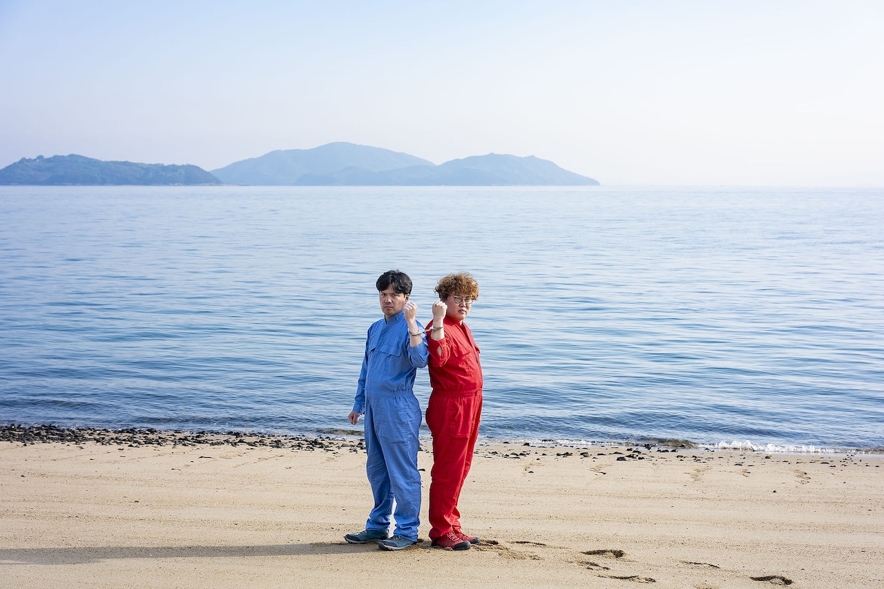マユリカ、今度は仲良し無人島生活　手錠で繋がれて
