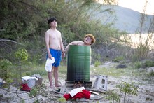 手錠で繋がれたまま、無人島でドラム缶風呂に入るマユリカ ©チャンネルNECO