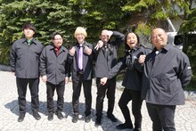 左からオズワルド、真空ジェシカ、トム・ブラウン