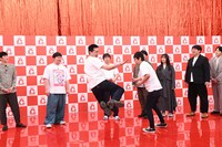 ケンカの流れからコンビ技を披露するや団